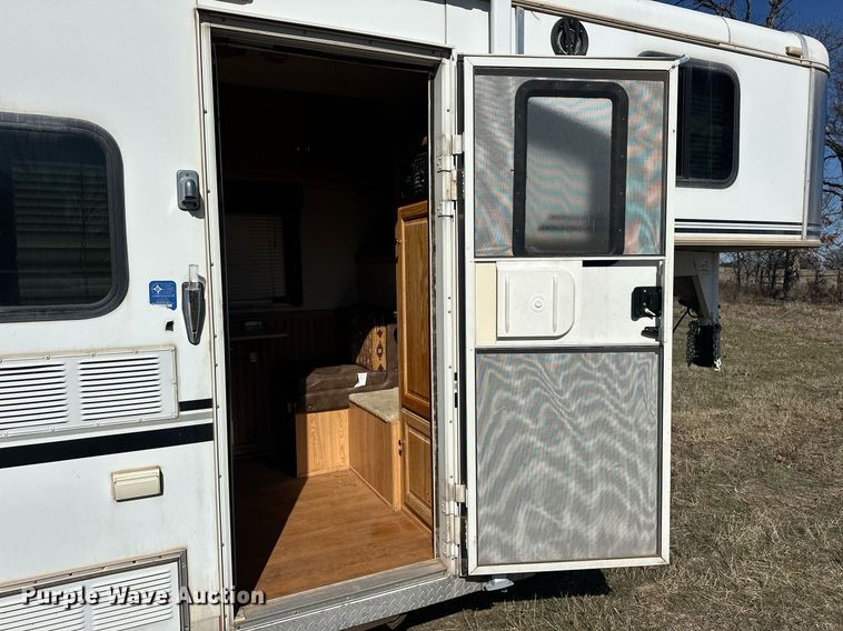 image for item DG4465 2003 Bison Alumasport horse trailer