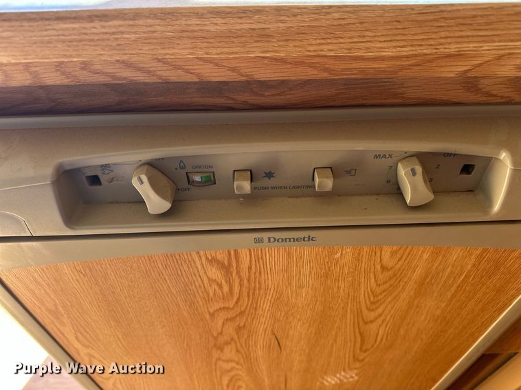 image for item DG4465 2003 Bison Alumasport horse trailer