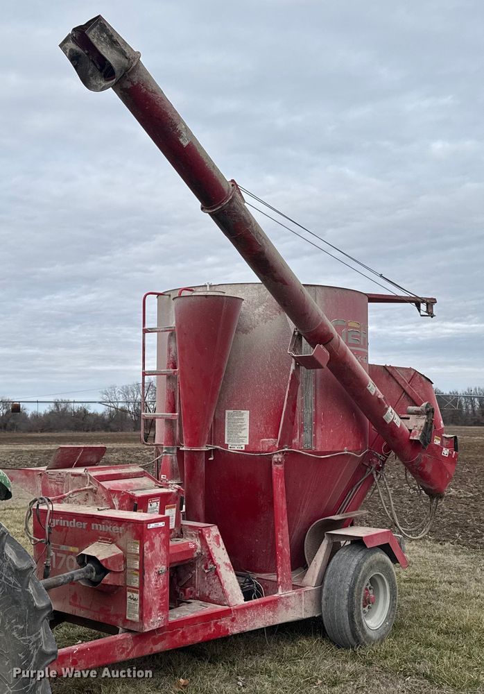 image for item DO0385 Gehl MX170 feed mixer