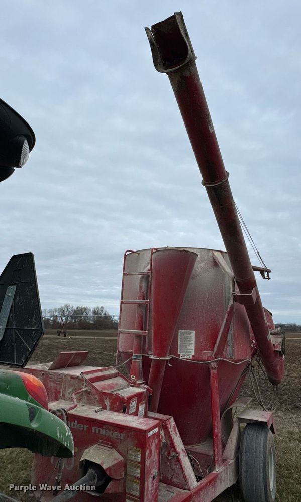 image for item DO0385 Gehl MX170 feed mixer