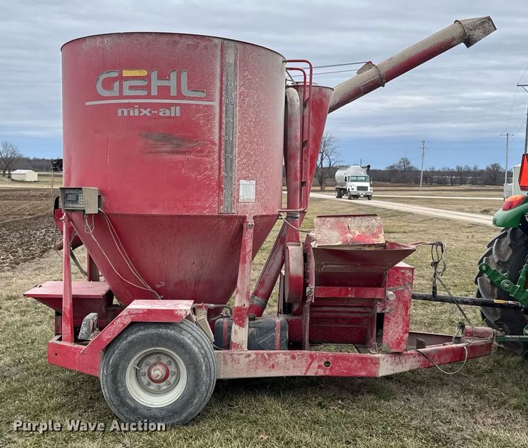 image for item DO0385 Gehl MX170 feed mixer
