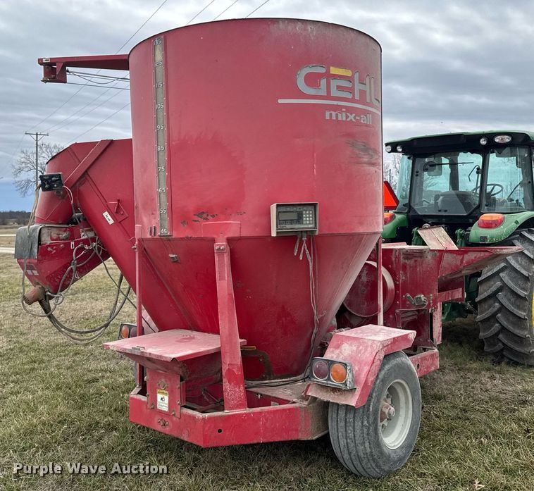 image for item DO0385 Gehl MX170 feed mixer