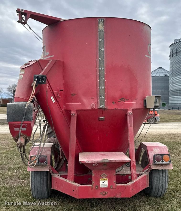 image for item DO0385 Gehl MX170 feed mixer