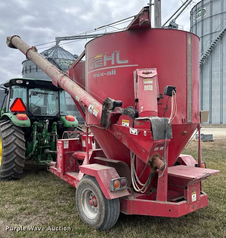 image for item DO0385 Gehl MX170 feed mixer