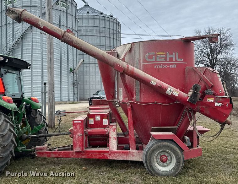 image for item DO0385 Gehl MX170 feed mixer