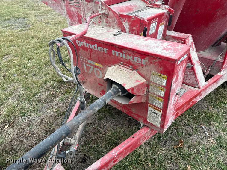 image for item DO0385 Gehl MX170 feed mixer