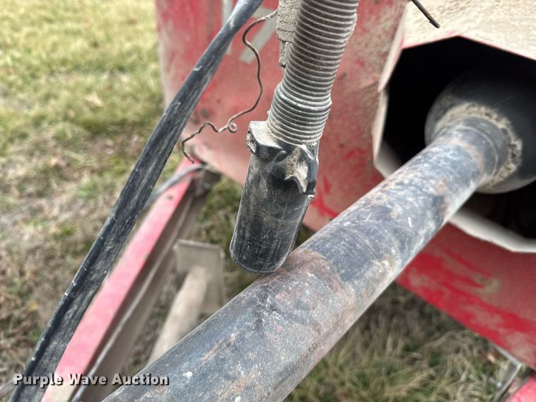 image for item DO0385 Gehl MX170 feed mixer