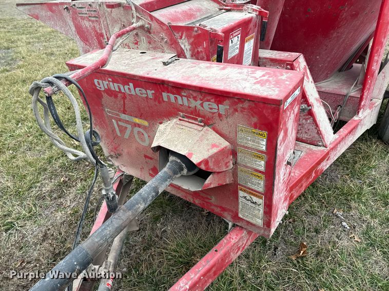 image for item DO0385 Gehl MX170 feed mixer