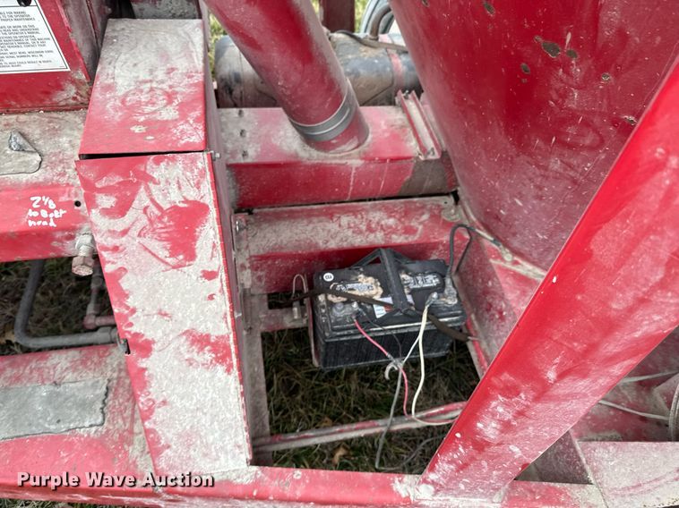 image for item DO0385 Gehl MX170 feed mixer