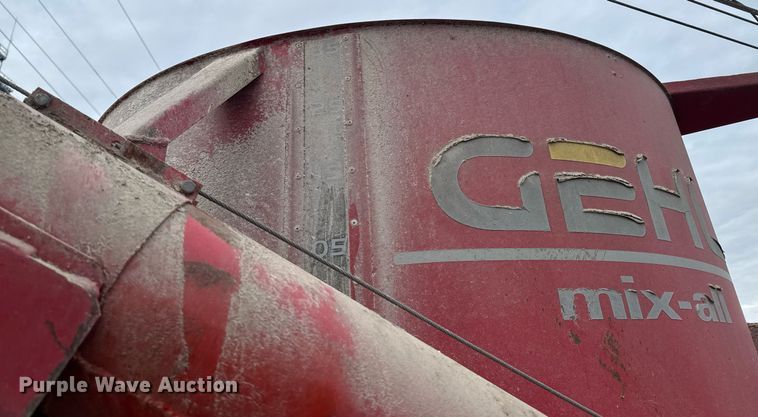 image for item DO0385 Gehl MX170 feed mixer