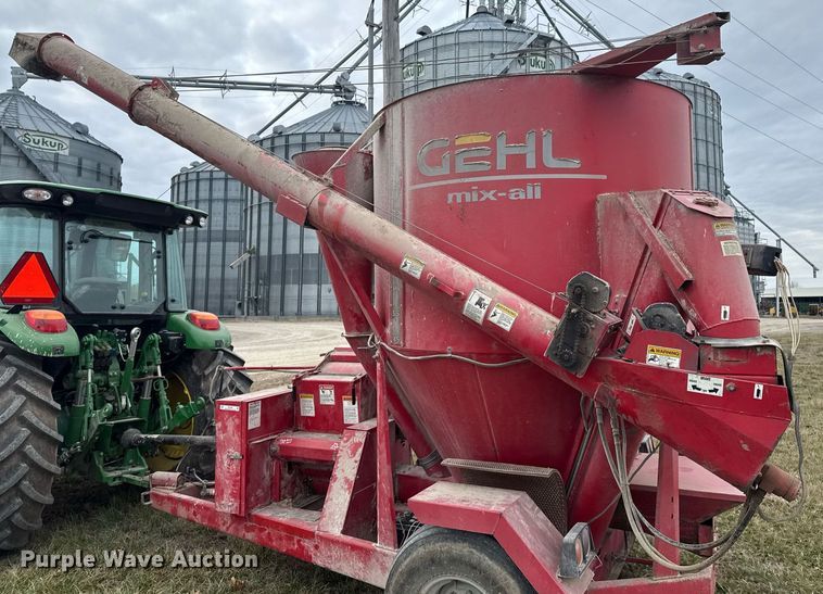image for item DO0385 Gehl MX170 feed mixer