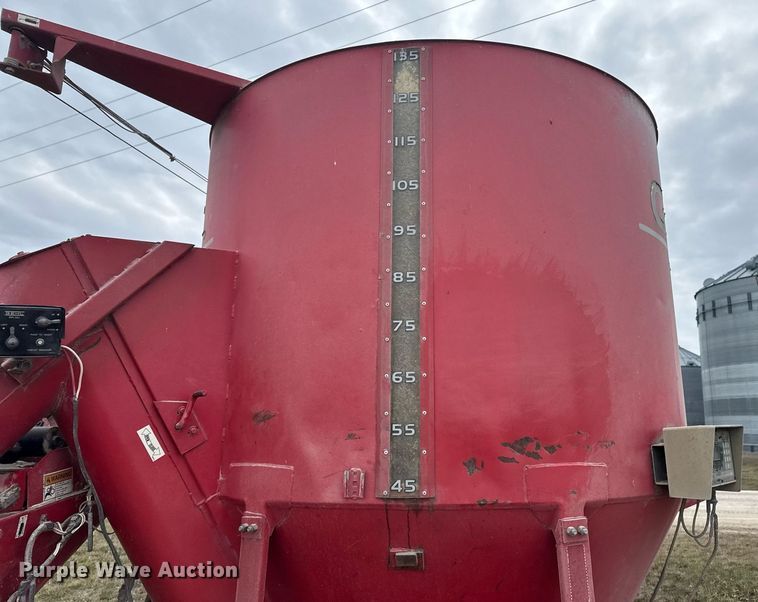 image for item DO0385 Gehl MX170 feed mixer