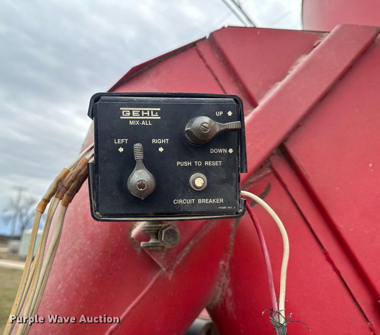 image for item DO0385 Gehl MX170 feed mixer