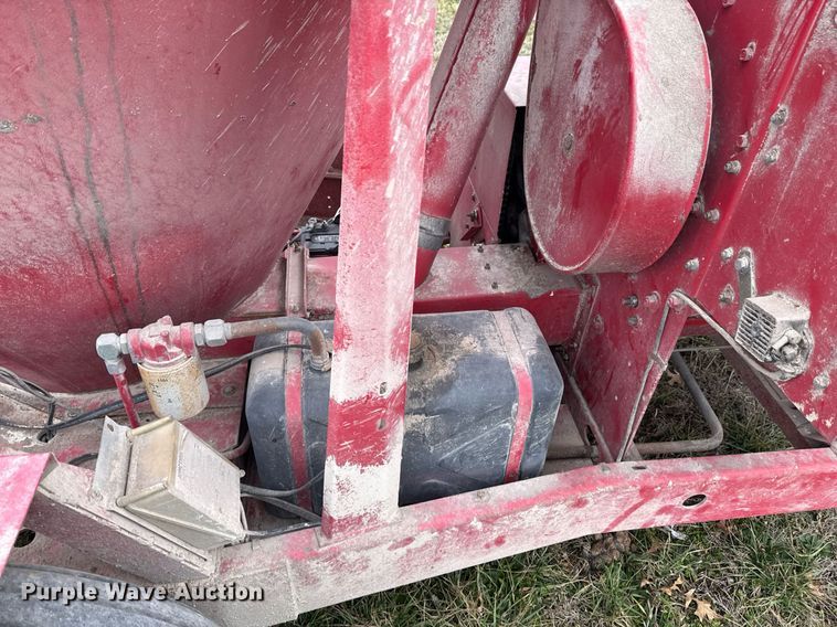 image for item DO0385 Gehl MX170 feed mixer