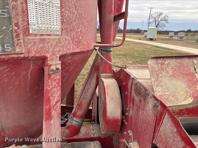 image for item DO0385 Gehl MX170 feed mixer