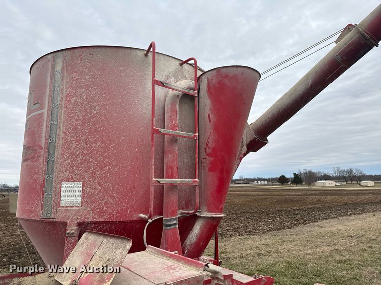 image for item DO0385 Gehl MX170 feed mixer