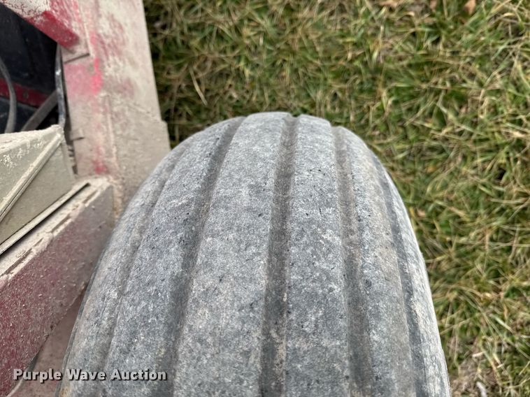 image for item DO0385 Gehl MX170 feed mixer