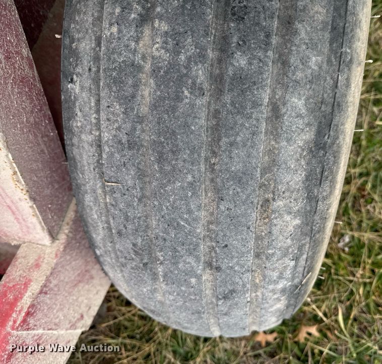 image for item DO0385 Gehl MX170 feed mixer