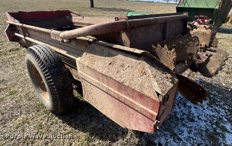 image for item DO0399 New Holland 520 manure spreader