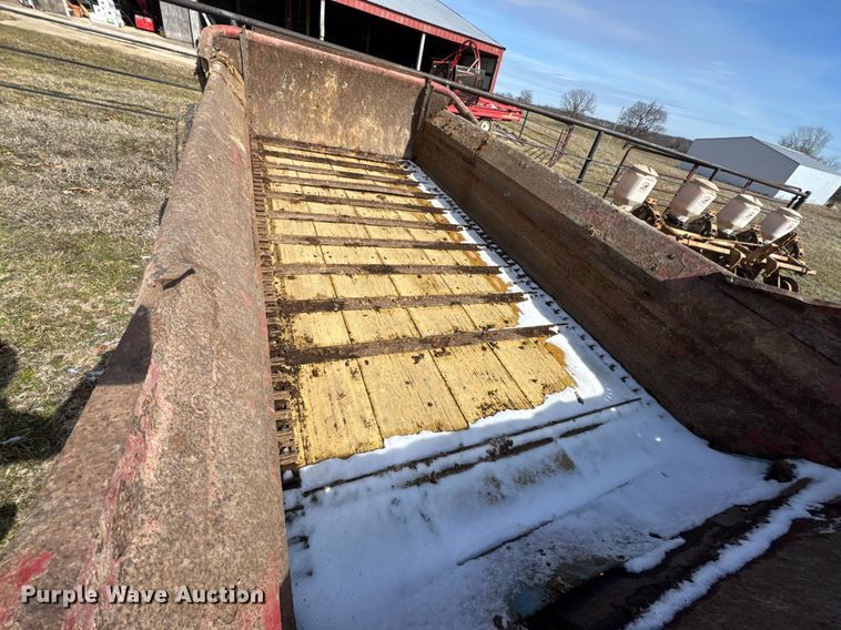 image for item DO0399 New Holland 520 manure spreader