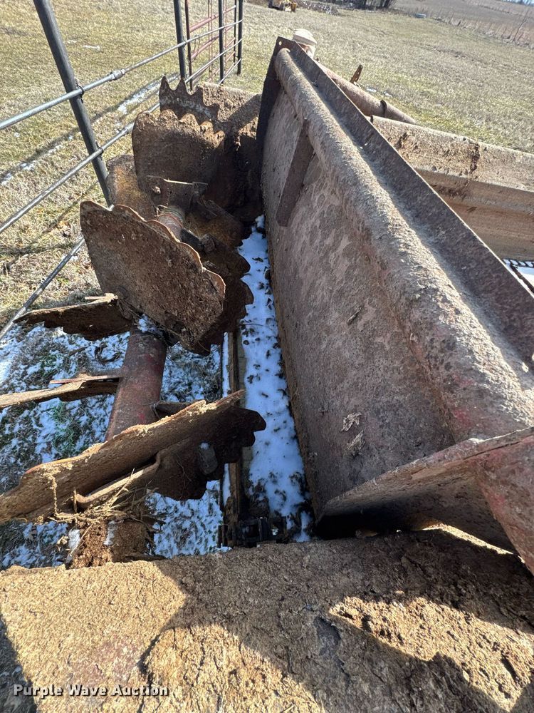 image for item DO0399 New Holland 520 manure spreader