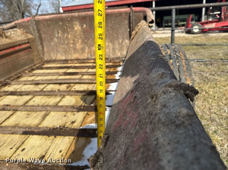 image for item DO0399 New Holland 520 manure spreader