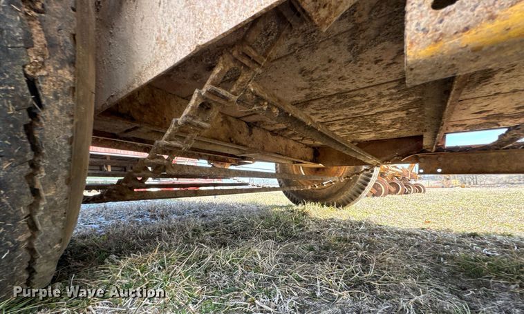 image for item DO0399 New Holland 520 manure spreader