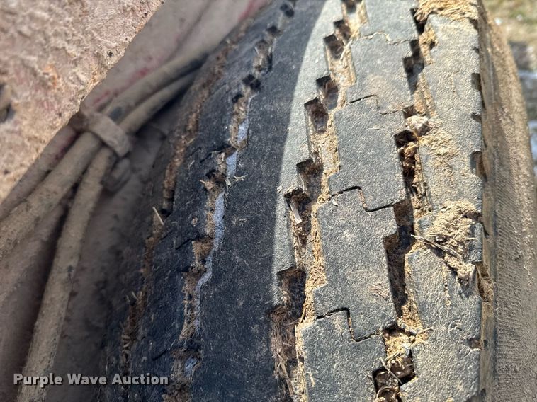 image for item DO0399 New Holland 520 manure spreader