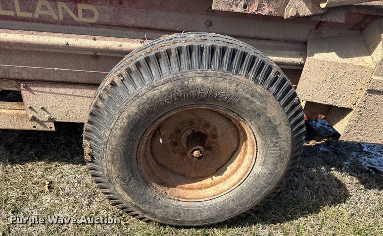 image for item DO0399 New Holland 520 manure spreader