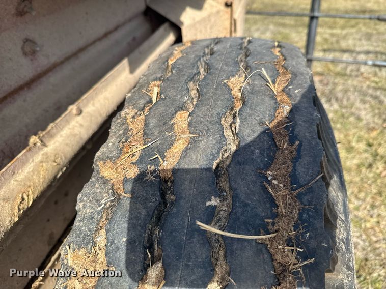 image for item DO0399 New Holland 520 manure spreader