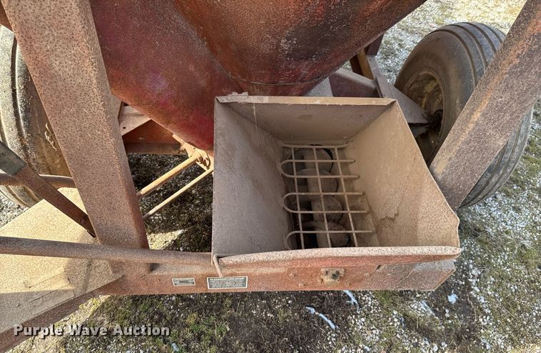 image for item DO0403 New Holland 355 feed mixer