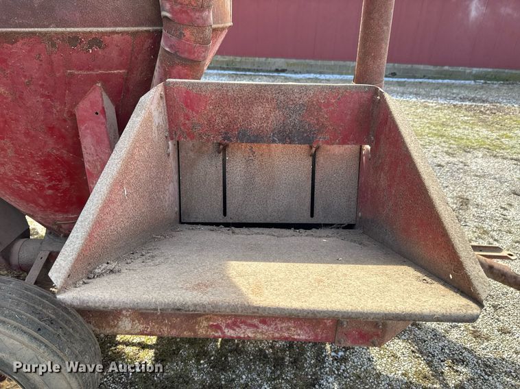 image for item DO0403 New Holland 355 feed mixer