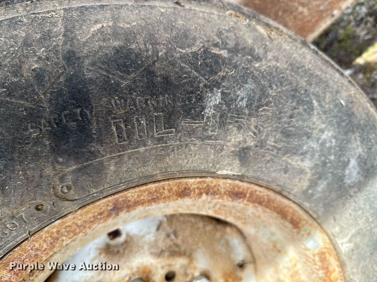 image for item DO0403 New Holland 355 feed mixer