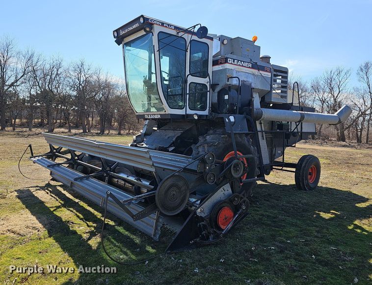 image for item DO7779 Gleaner F2 combine
