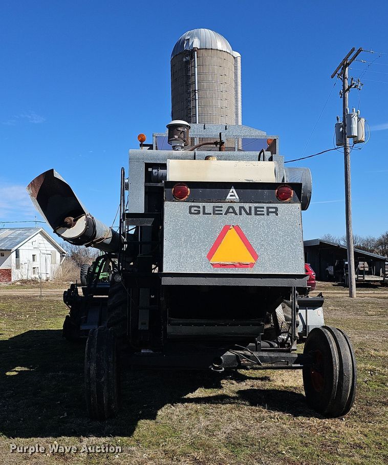 image for item DO7779 Gleaner F2 combine