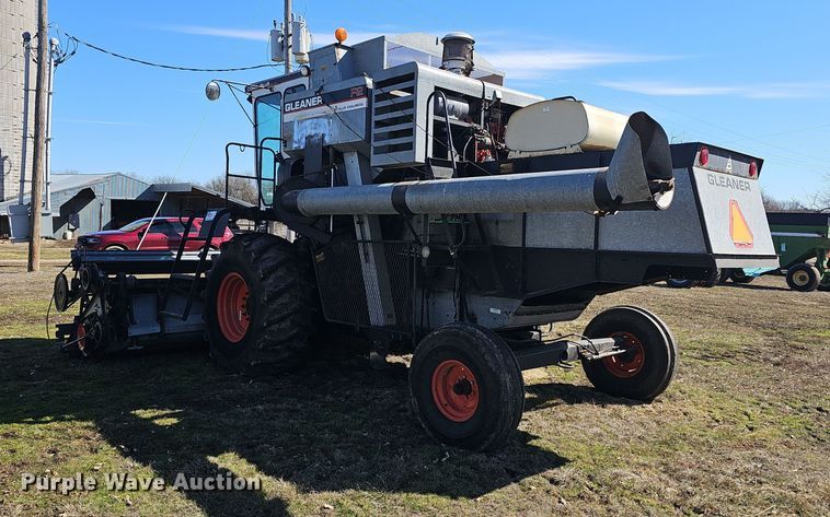 image for item DO7779 Gleaner F2 combine