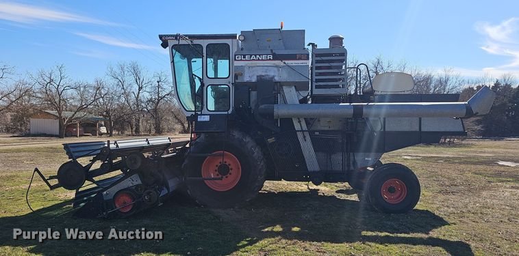 image for item DO7779 Gleaner F2 combine