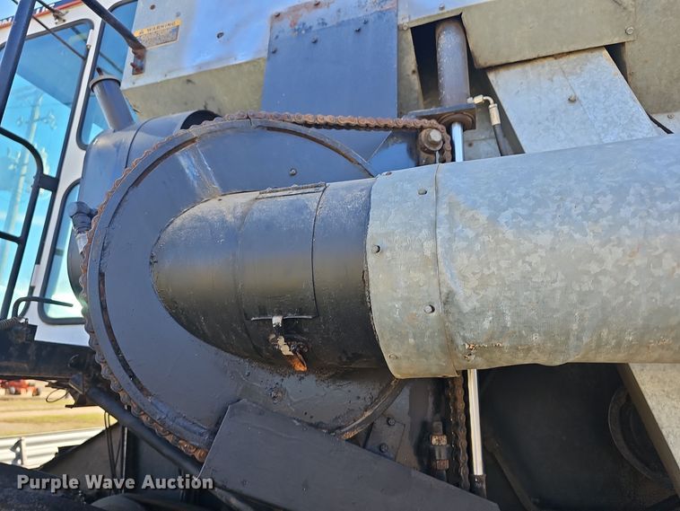 image for item DO7779 Gleaner F2 combine