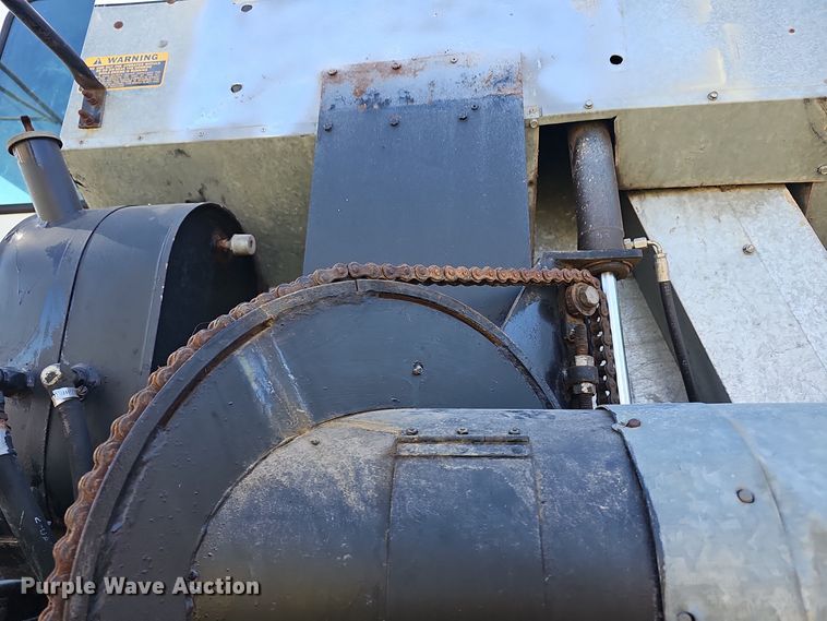 image for item DO7779 Gleaner F2 combine