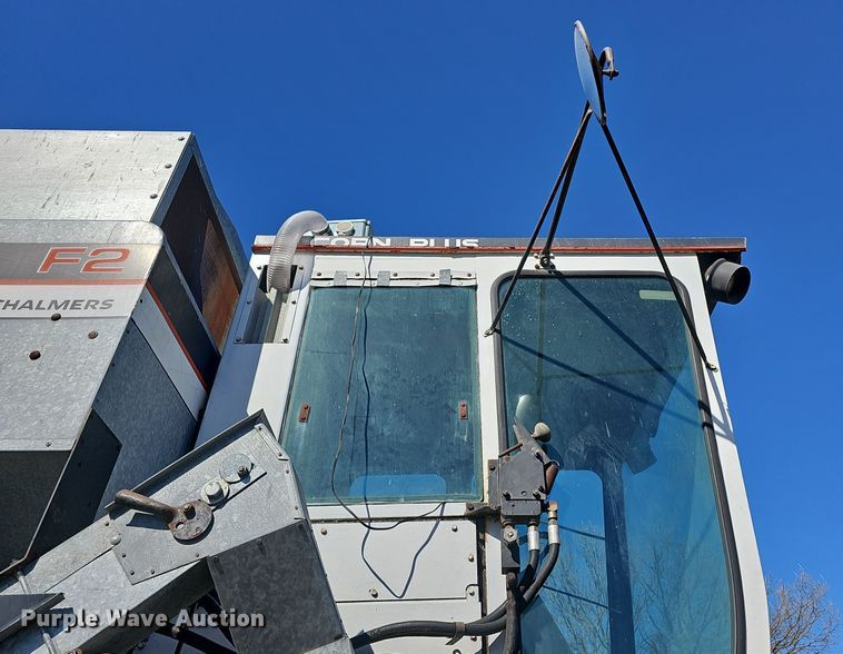 image for item DO7779 Gleaner F2 combine