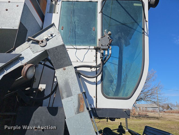 image for item DO7779 Gleaner F2 combine