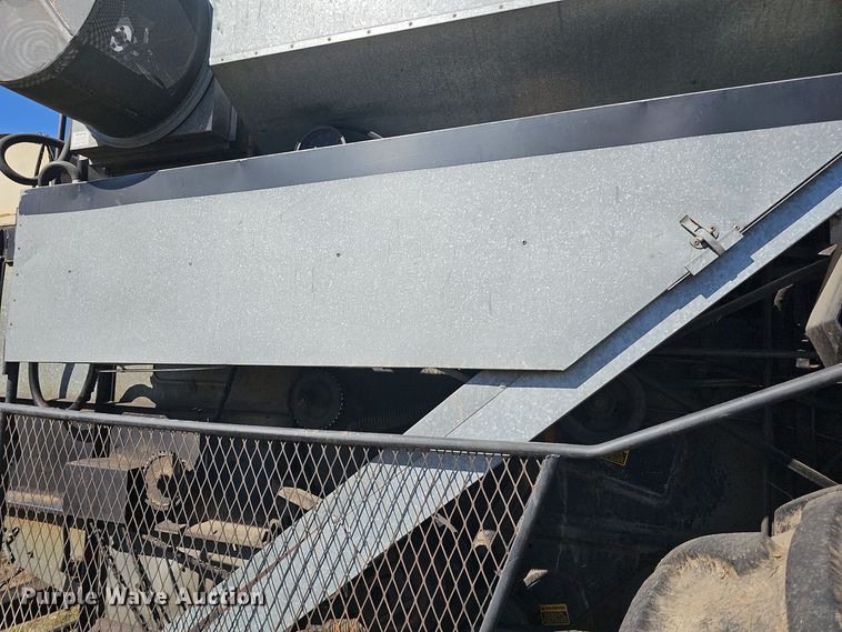 image for item DO7779 Gleaner F2 combine