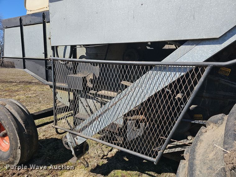 image for item DO7779 Gleaner F2 combine