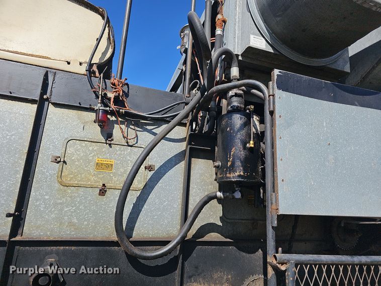 image for item DO7779 Gleaner F2 combine