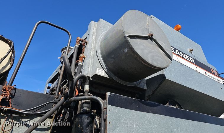 image for item DO7779 Gleaner F2 combine