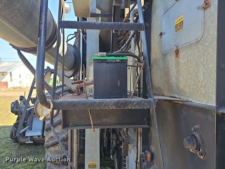 image for item DO7779 Gleaner F2 combine