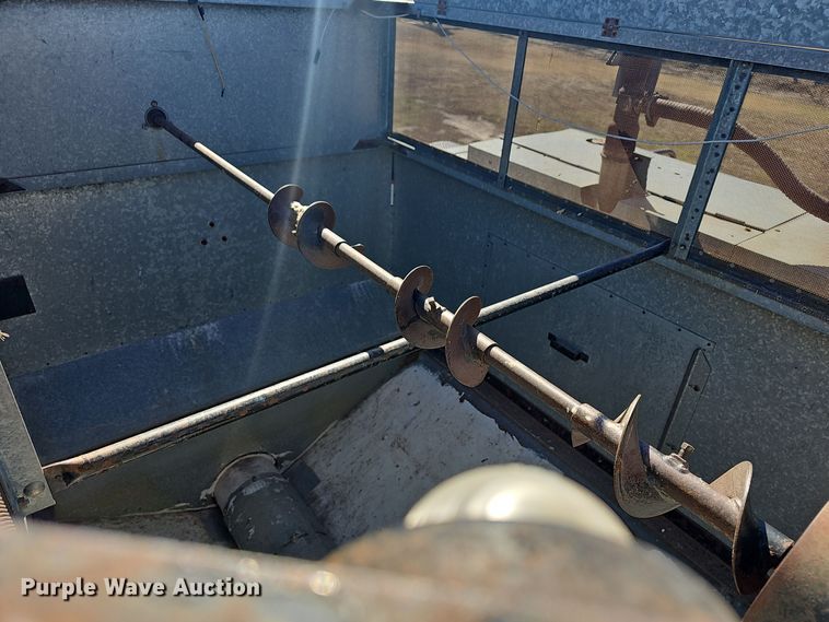 image for item DO7779 Gleaner F2 combine