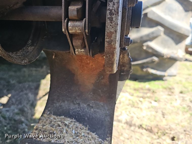 image for item DO7779 Gleaner F2 combine