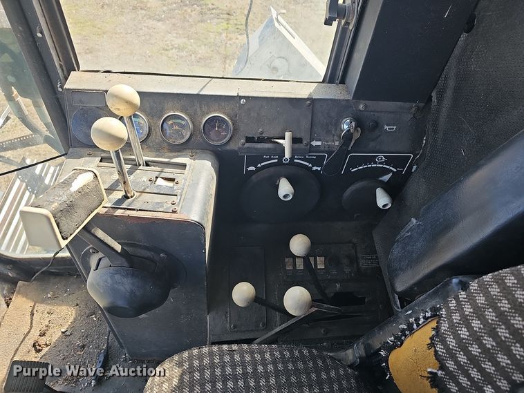 image for item DO7779 Gleaner F2 combine