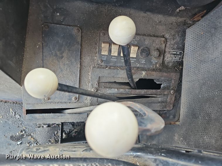 image for item DO7779 Gleaner F2 combine